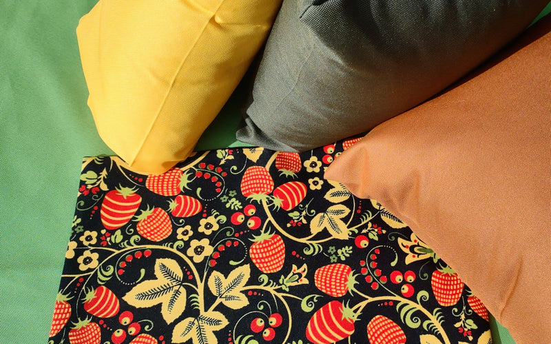 Strawberry Garden Table Set – Tablecloth, 2 Cushion Covers and Place mats | Perfect for Garden Parties, Weddings & Kids&